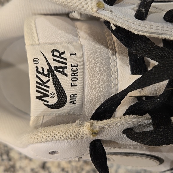 NIKE AIR FORCE 1 '07 SNEAKERS. TUXEDO WHITE/BLACK COLORWAY.